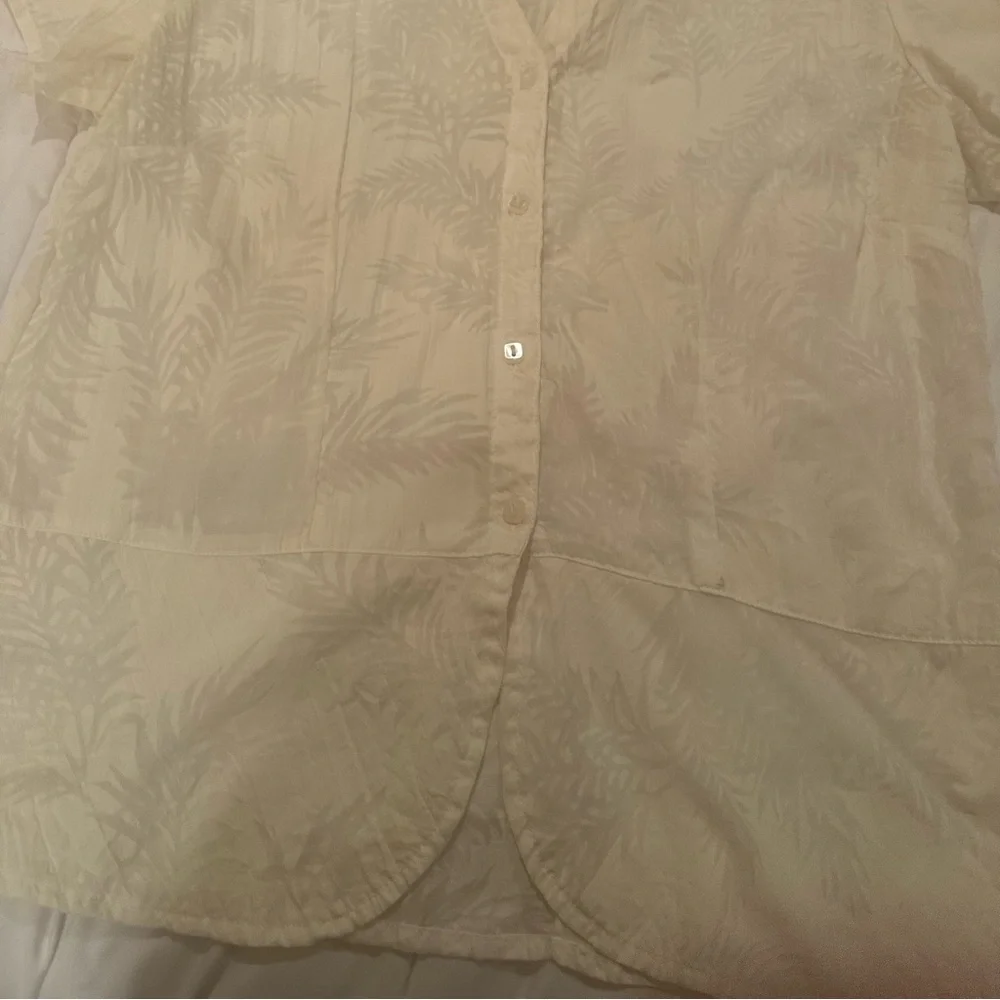 💥 $5 if bundled Medium White Semi Sheer Button Up Short Sleeve Blouse - Picture 5 of 11